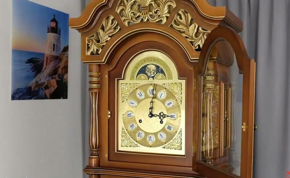 Уникальные механические напольные часы от российской фабрики Columbus